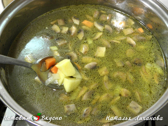Куриный суп с зеленым горошком и грибами