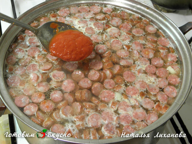 Суп томатный с охотничьими колбасками и фасолью