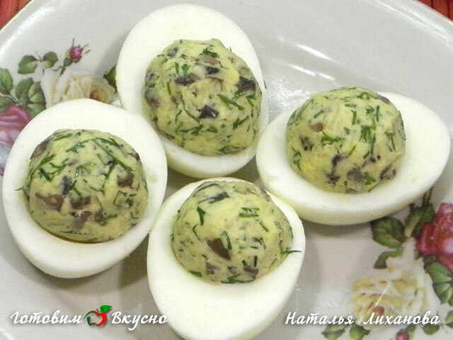 Яйца фаршированные сыром зеленью и грибами